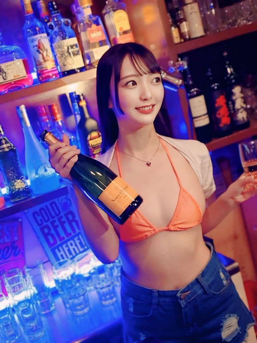 酒吧的巨乳兔女郎店員「大尺度出道」，很會玩「含吮起來表情超色」！