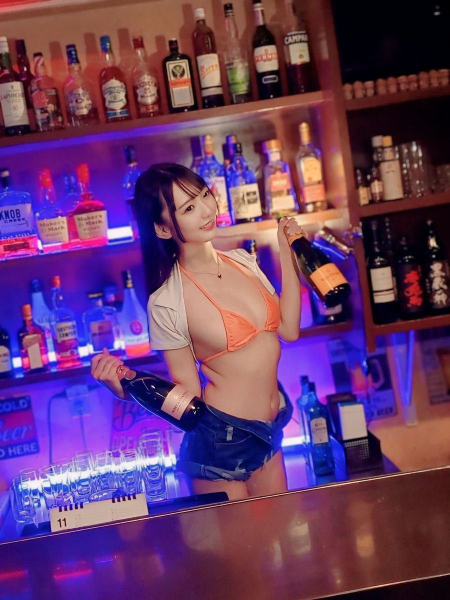 酒吧的巨乳兔女郎店員「大尺度出道」，很會玩「含吮起來表情超色」！