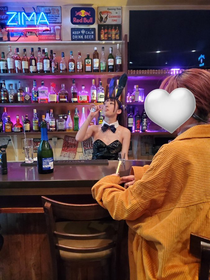 酒吧的巨乳兔女郎店員「大尺度出道」，很會玩「含吮起來表情超色」！