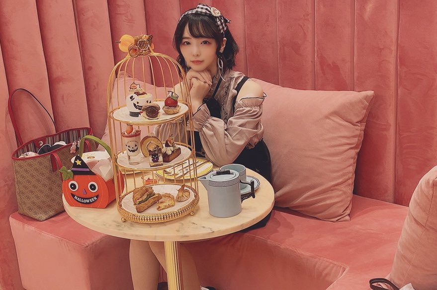 超火辣開胸洋裝！ G罩杯氣質新人女優「三宮椿」慶推特2萬追蹤福利照洗版囉！