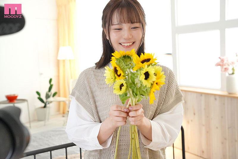 反差感極大的「美乳花店小姐」,「穿著極小比基尼」誘惑下海!