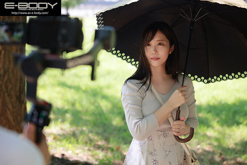 被冷落的美人妻子變「男性護膚人氣娘」，28歲巨乳新人誘惑出道！