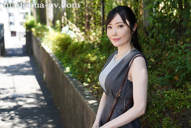 研究所畢業的高冷美乳人妻下海了,自曝其實是超受虐狂類型...