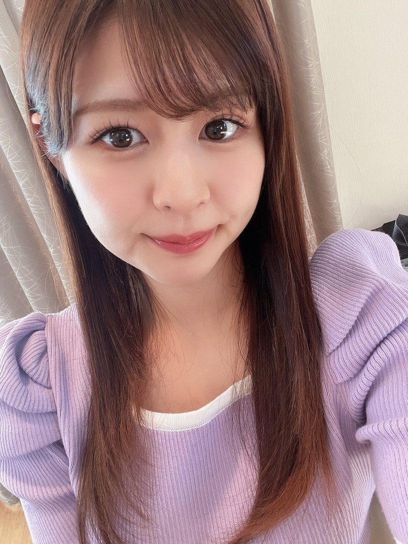 臉蛋溫柔的長髮美人「心花友紀」，「穿長襪時的誘惑美腿」太挑逗！