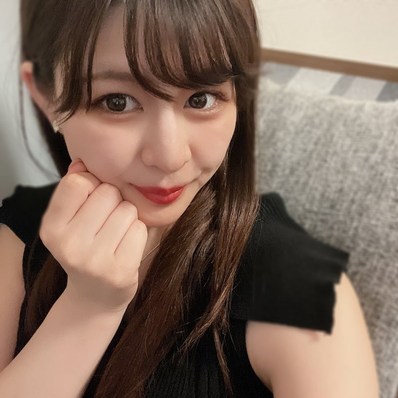 臉蛋溫柔的長髮美人「心花友紀」，「穿長襪時的誘惑美腿」太挑逗！