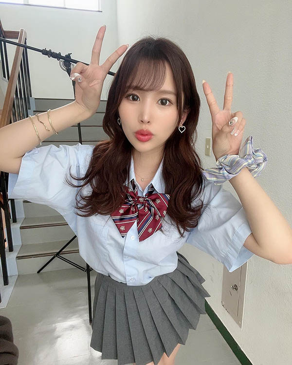 細腰巨乳！抖M魂！橫濱中華街援交學生妹結束打工人生…下海當發片姬