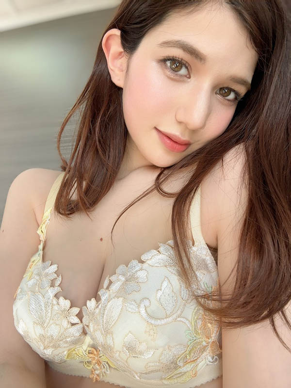 「超火辣F奶混血女優」新年誘惑解禁，大尺度合作AV女神「波多野結衣」！