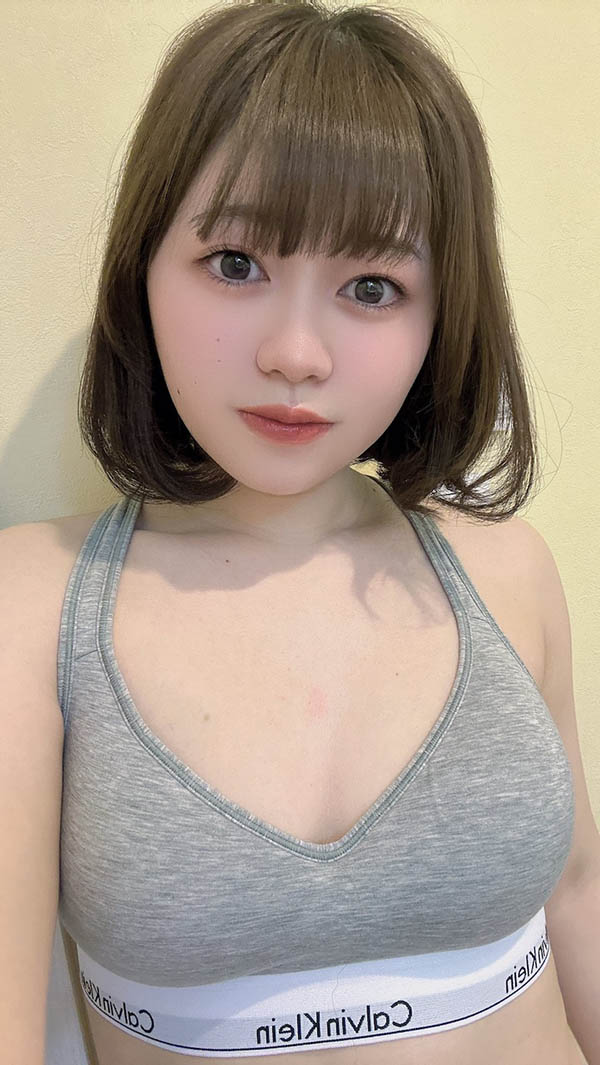 「私立名校女大學生」頭腦聰明性愛又很強，一出道就被3根大棍包圍！