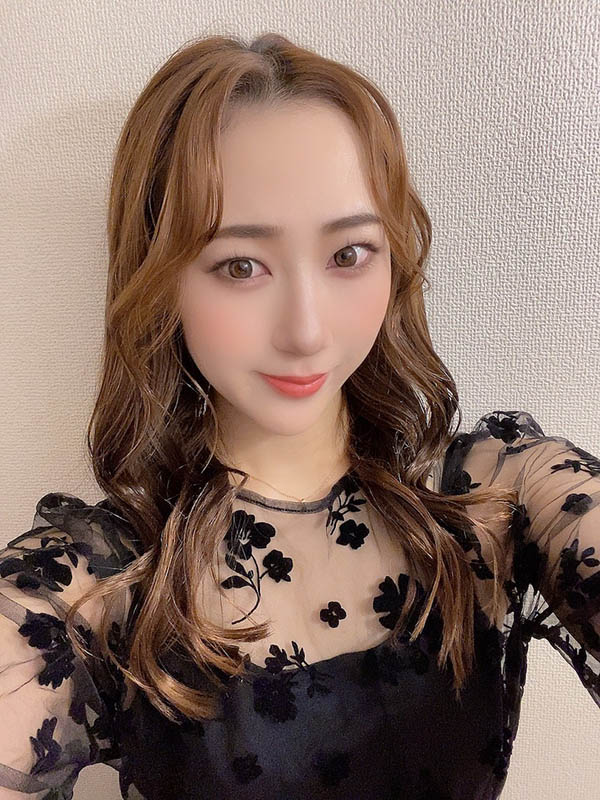 「前啦啦隊性感妻子」色氣出道,「緊實翹臀」看過都說讚!