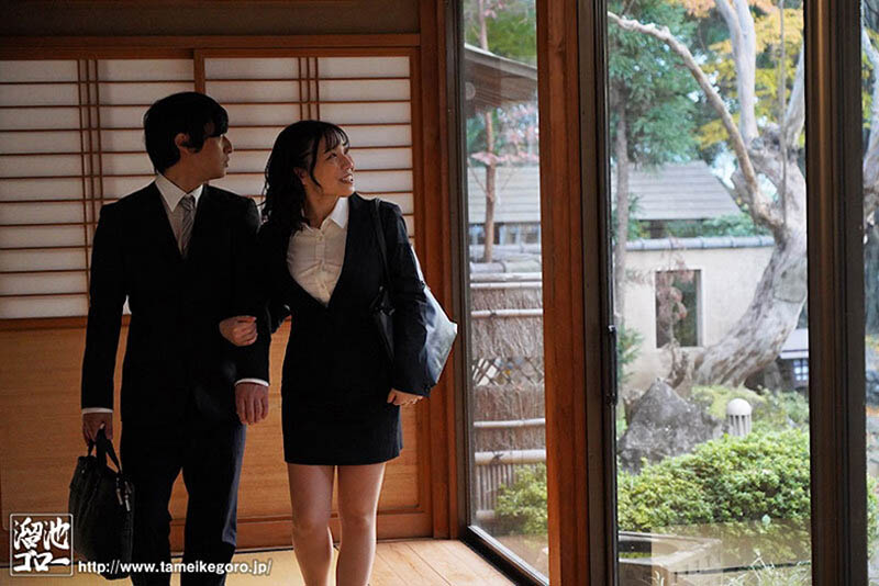 當天來回出差NTR！在鄉下旅館和G奶絕倫人妻上司「瘋狂交媾」...