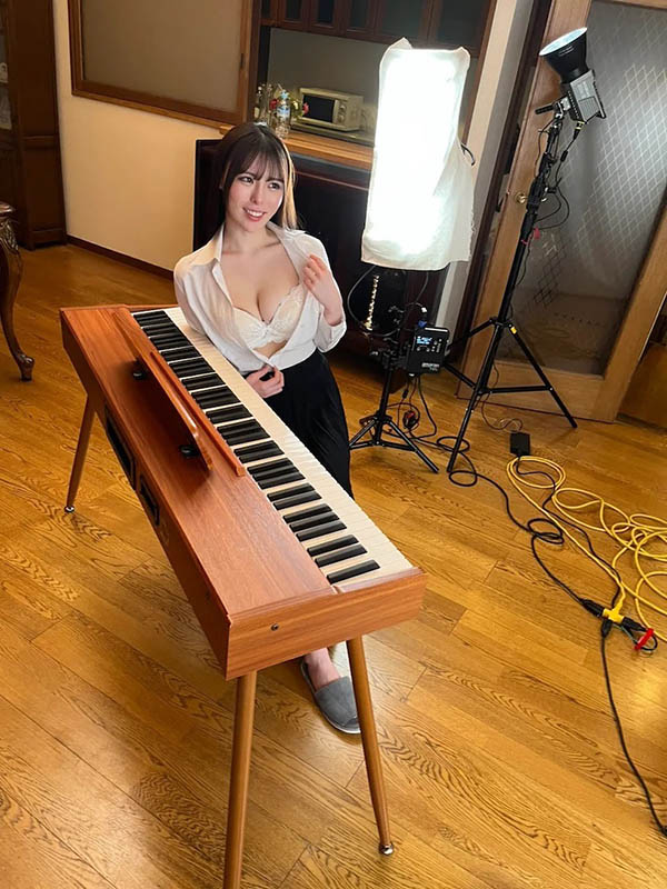 看到男優就想要! 「日本最色情音樂大學生」出道一週年!