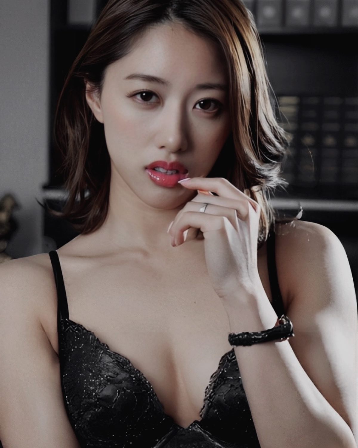 超級明星臉！台日通吃！當地電視台主播下海… 風騷色氣全顯挑戰把持力