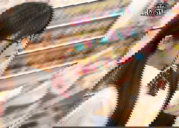 在書店看色書的資優生「久留木玲」，用胯下誘惑「向我索取肉體」...