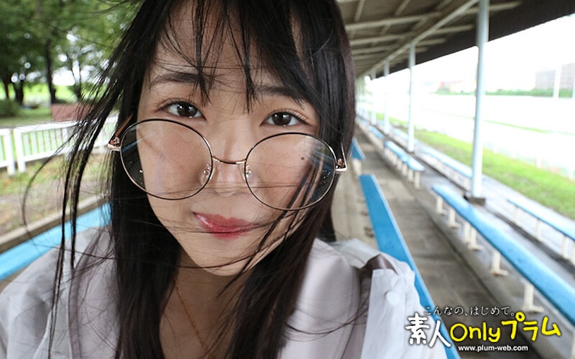 21歲巨乳眼鏡娘游泳教練「愛瀬優裡」，內心放蕩...大量的體液湧入她的身體！