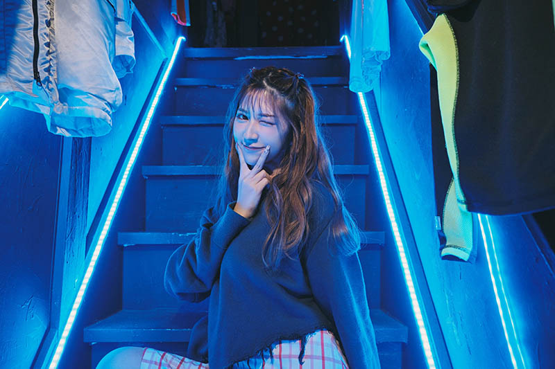 女友妹妹「七森莉莉」夏天在家都是無罩，F奶頻走光...場面太挑逗！