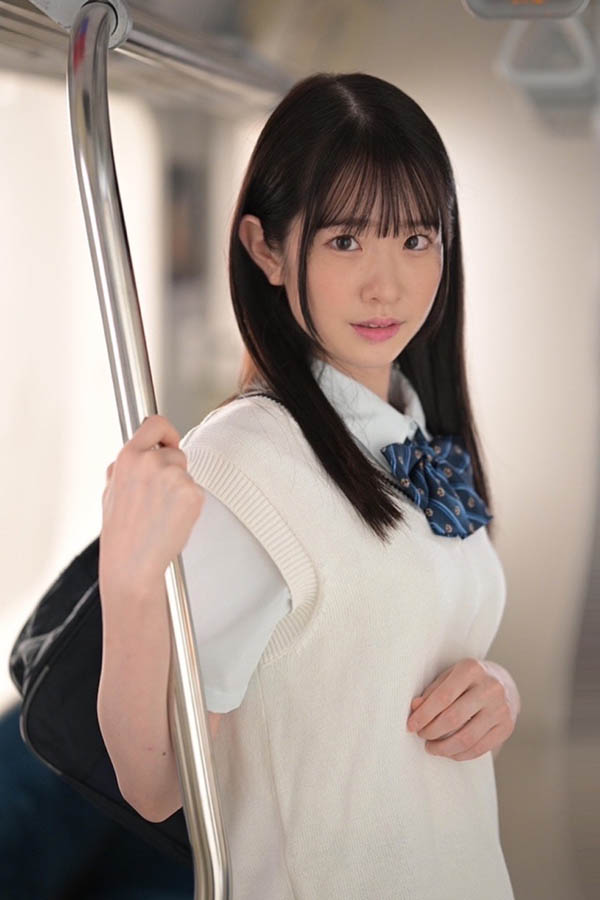 電車上的「高顏值長腿學生妹」，「魅惑白皙的蜜桃臀」被看光了！