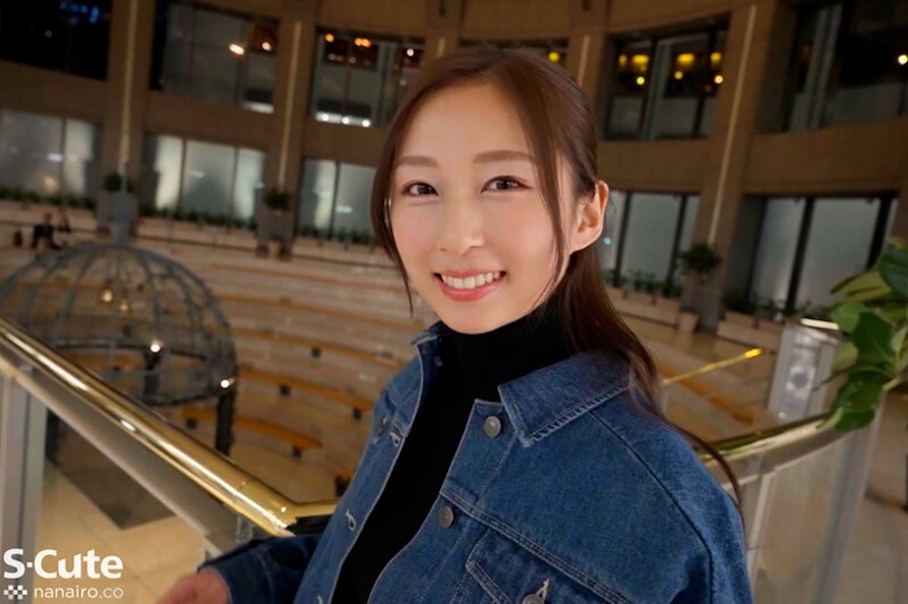 「長腿巨乳和風美人」大白天就被插入，「絲襪被用破」爽翻天了！