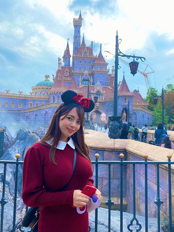 另類福利照！ 療癒系姊姊型女優「三島奈津子」遊樂園紀念照意外勾出胸猛J罩杯！