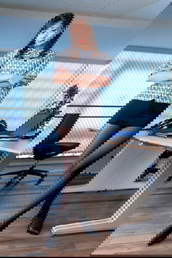 著衣的極致褲襪戀物癖！長腳黑絲OL「明日美柑菜」色誘全體男員工！