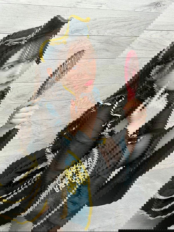 暗黑界頂流「新有菜」化身甜美小殭屍，膝蓋錯位圖害人以為她又「長大」了！