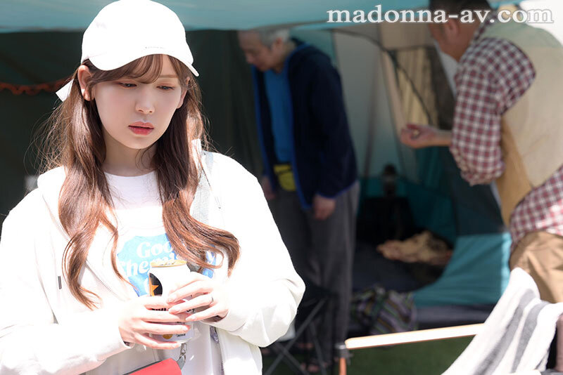 漂亮人妻「明里䌷」參加社區的露營活動,卻在深山裡被三男輪流玩弄