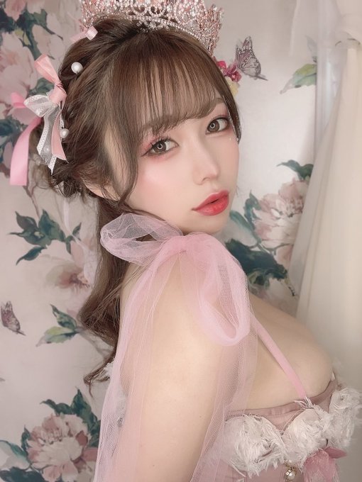 粉絲60萬的J奶寫真女星「五隻戀」下海了，用「傳說中的魔乳」席捲AV界！