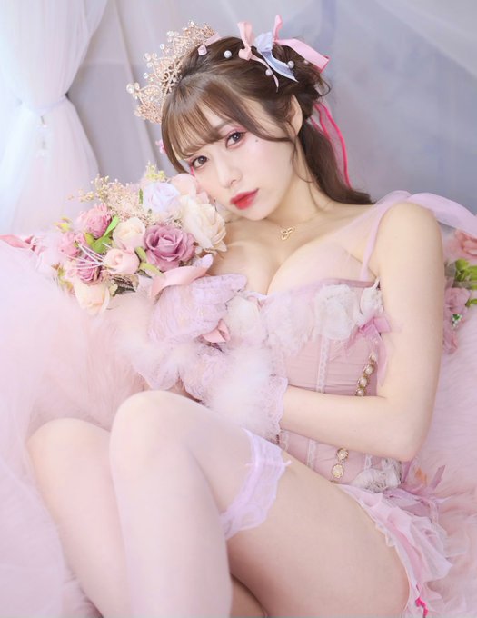 粉絲60萬的J奶寫真女星「五隻戀」下海了，用「傳說中的魔乳」席捲AV界！