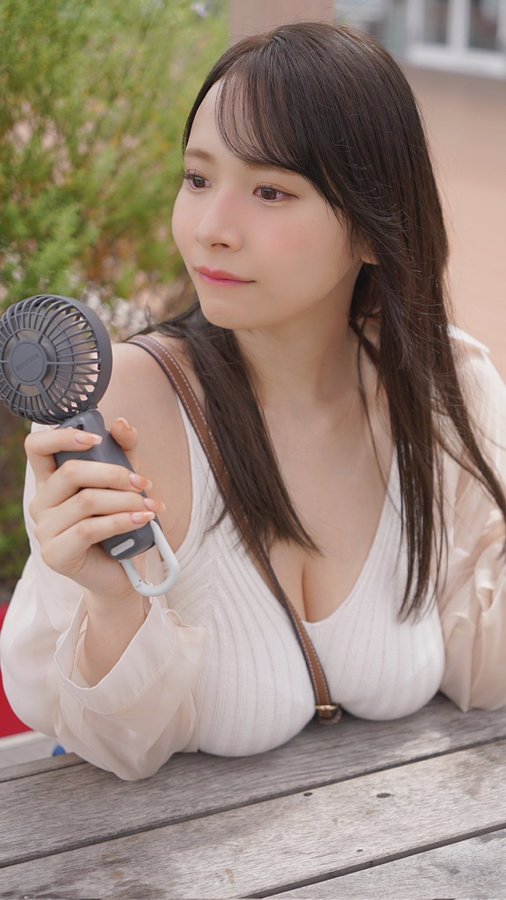 校園泳池解禁！ 21歲L罩杯天然超爆乳美少女「庵姫花」最新作披死庫水上陣！