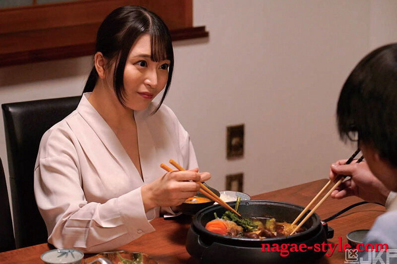 真的太色了!佐藤ののか當著老公的面給他戴綠帽,幫親公公實施深度口愛