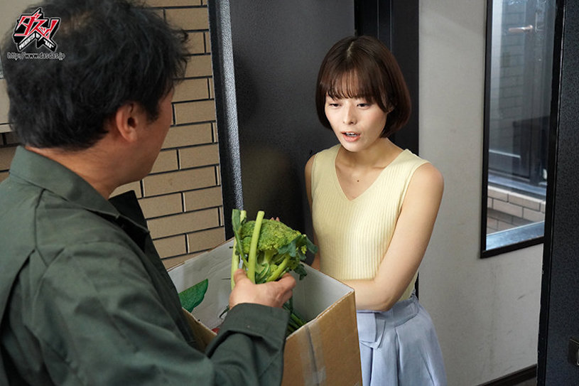 女友「月乃露娜」被社區清潔工睡走了，「交媾噴水」連番激烈大戰！