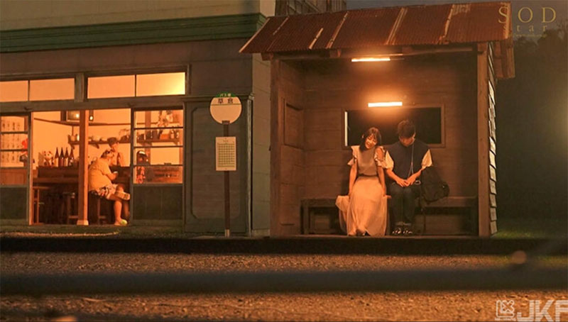 把住鄉下的純樸男變成玩物，巨乳小馬「宮島芽衣」在雨後院子激烈交媾！