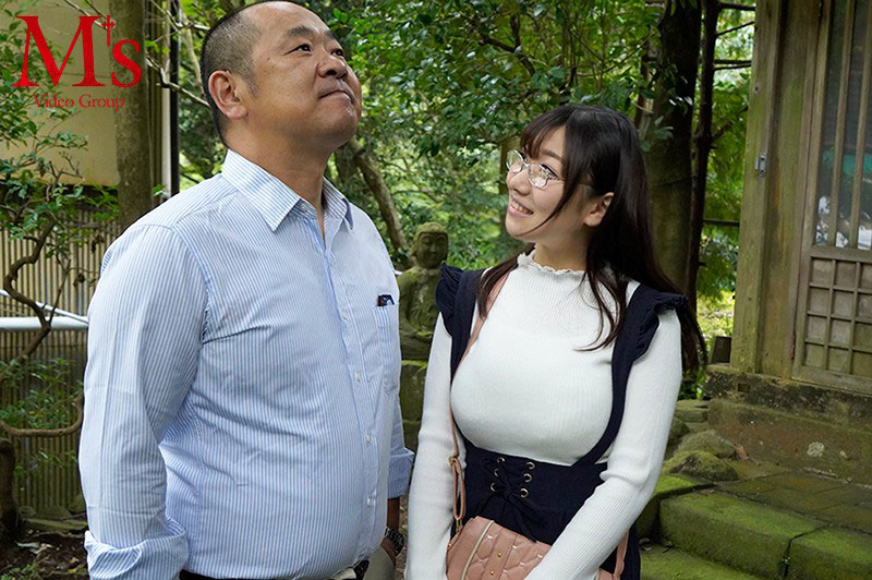 學生「小梅惠奈」巨乳嘗起來有白桃味，對泡澡完泛紅的巨大K奶無限中出...