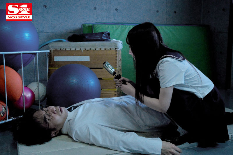 放蕩美少女「香水純」愛上班導！下藥迷姦還拍片，威脅老師和她永遠在一起