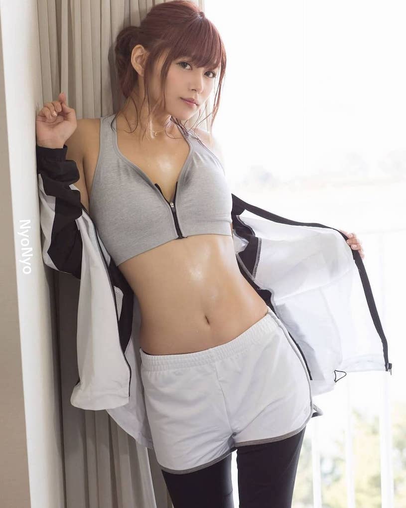 AV界最強屬性！人間國寶「紺野光」肉慾感好重，「緊實美臀」讓人超想犯罪！