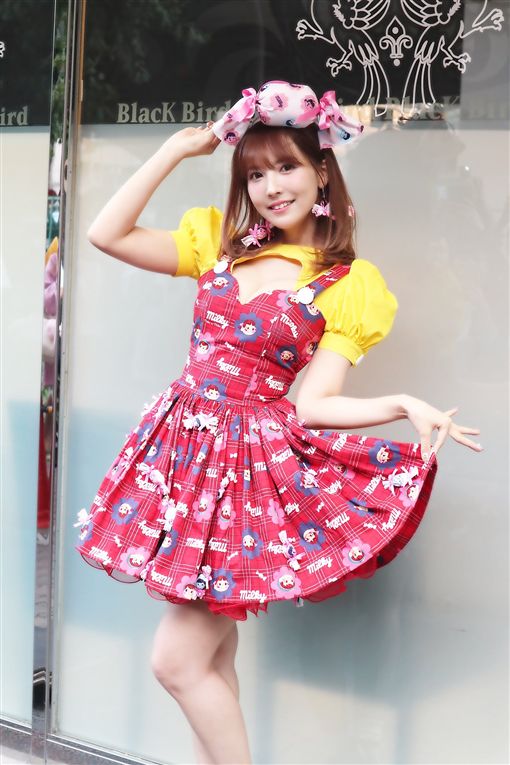 看了更想搗蛋！特蒐性感版的「萬聖節裝扮」，橋本有菜被小惡魔化還是超誘人