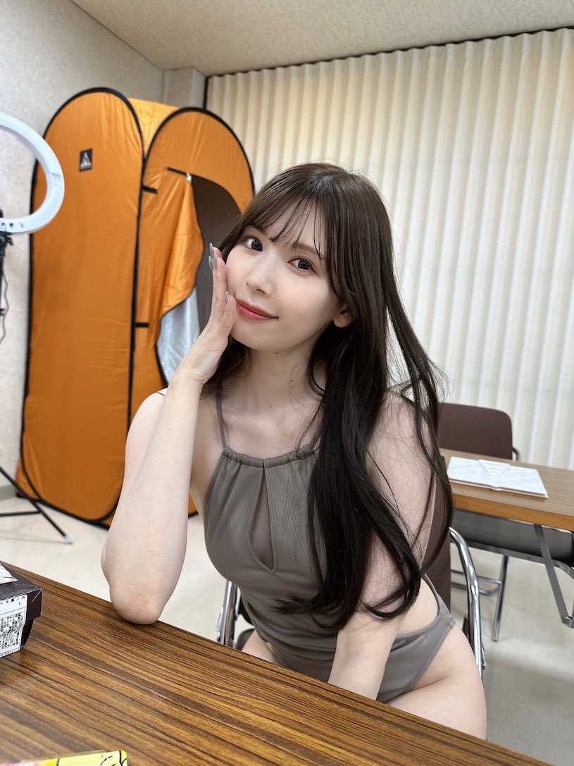 AV界最頂「奇蹟の美少女」!小馬「明里䌷」神級美腿太正點!