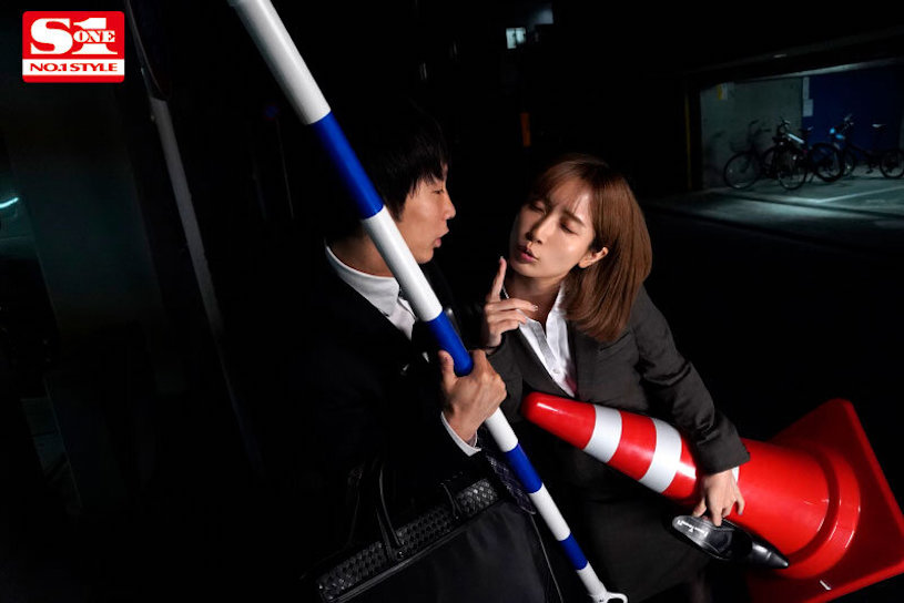 撿路上交通錐當性愛道具！靦腆上司「小島南」醉後SEX超下流！