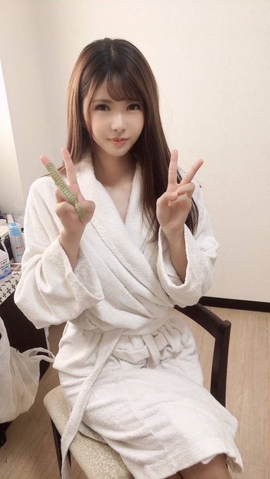 超性感小心機自拍照！ H罩杯火辣美女新人「綠川雅」推特福利中路大開還外洩裙底…