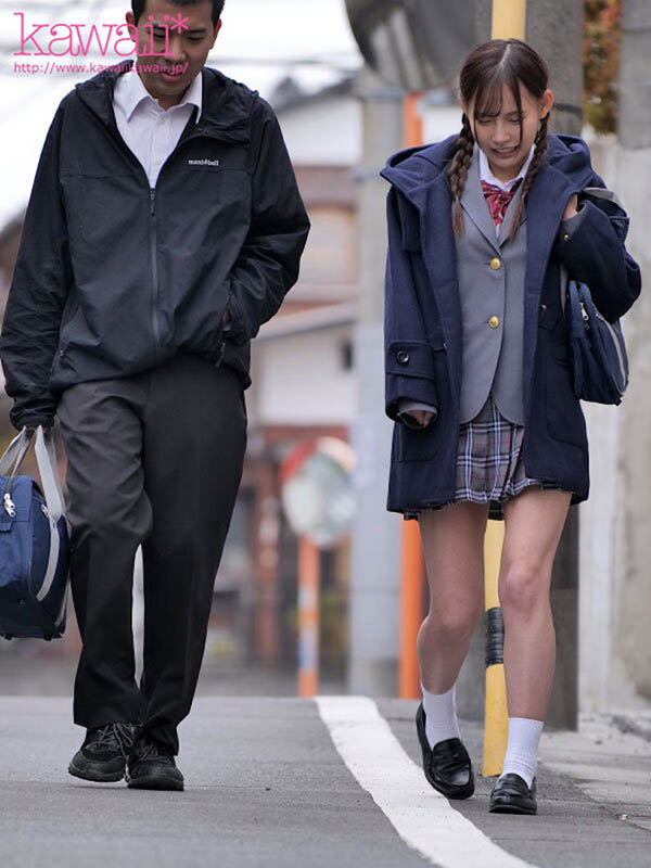 我最愛的女友「美城露露」變成爸爸的玩偶，每晚到房間進行「變態學生服調教」！