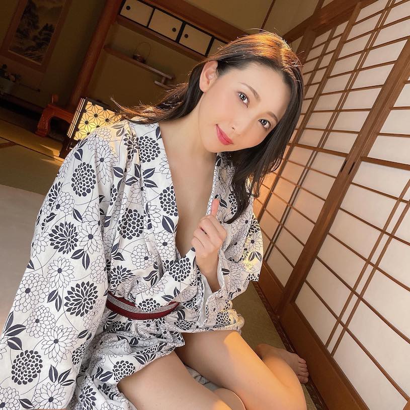 高顏值熟女「妃光莉」奶腰臀腿一應俱全，「光滑豐腴曲線」網超愛！