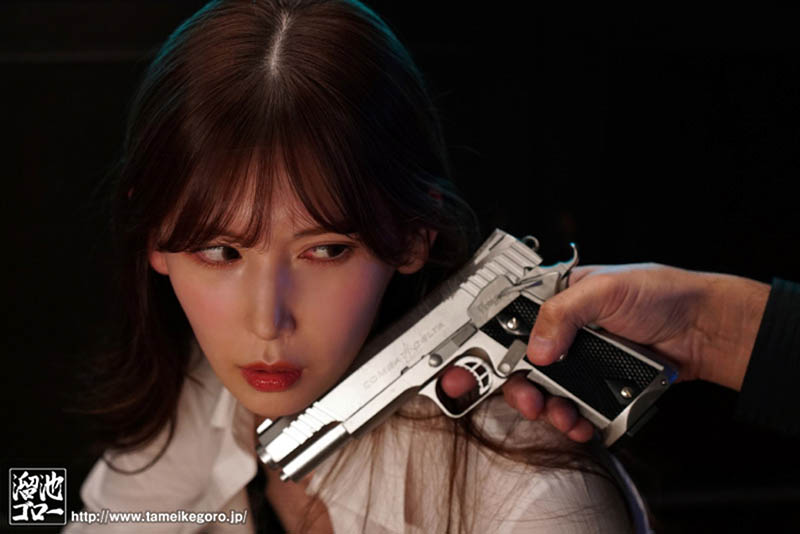 妻子搜索官「明里つむぎ」為了老公勇闖敵營！卻被當面監禁多人蹂躪！