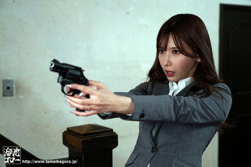 被下藥的妻子搜索官「明里䌷」！在被囚禁的丈夫面前「慘遭多人玷污」