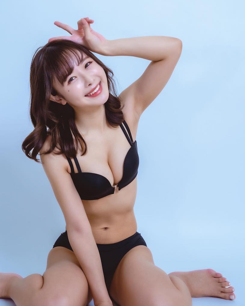 24歲E奶小馬「栗山莉緒」變人妻專業戶,「美乳+美臀」超優好比例!