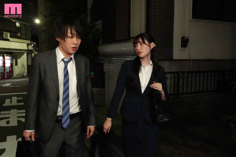 新到職的正妹OL「新ありな」，邀錯過末班車的前輩回家，露出肉食女的真面目