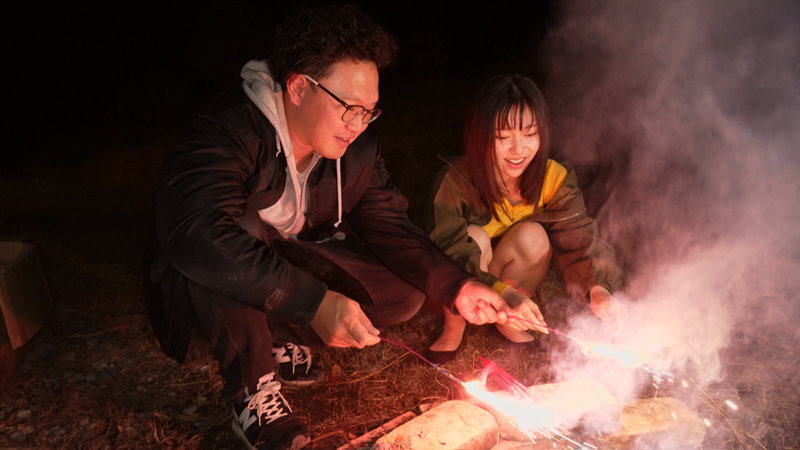 童顏巨乳妹「さつき芽衣」邊露營邊打砲！慾望強到像吃媚藥！