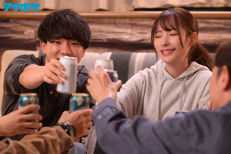 只有一個女生的酒會？甜美女大學生「桃乃木香奈」背著男友跟同學玩多P！