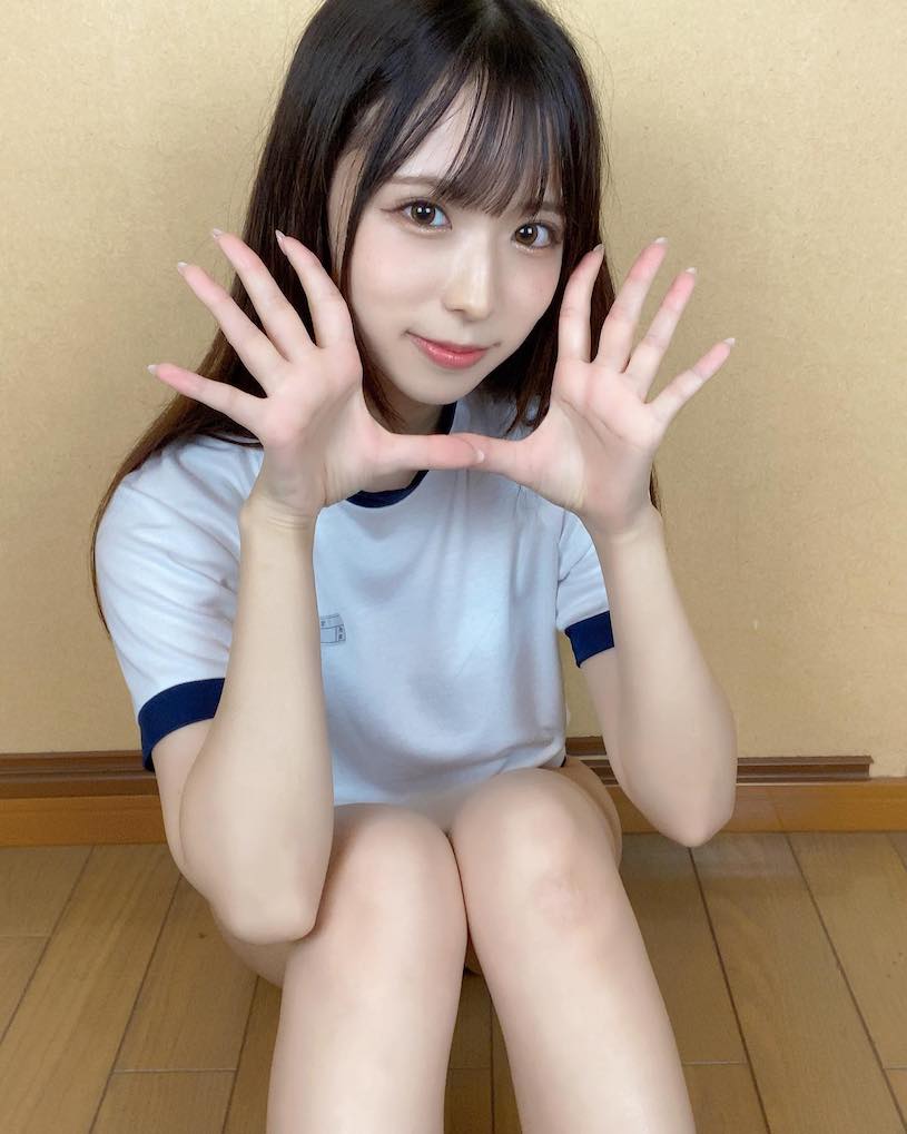 純情感制服女孩「天音唯」臉蛋太萌，「小馬性感曲線」超勾人！