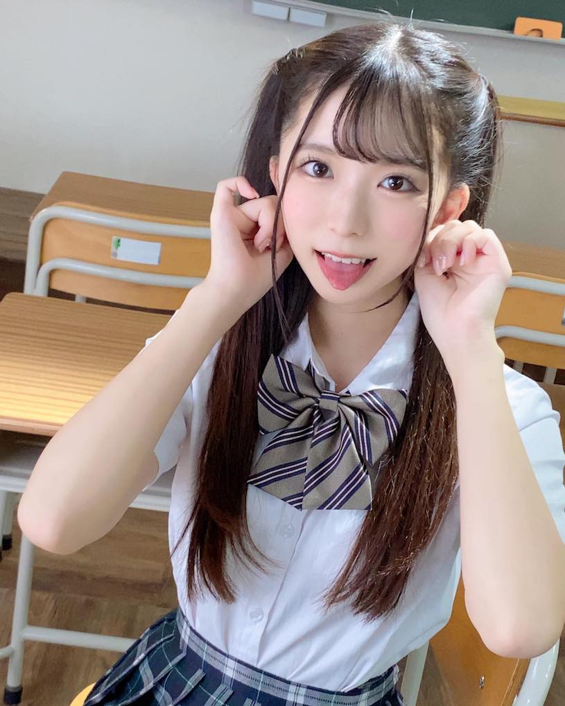 純情感制服女孩「天音唯」臉蛋太萌，「小馬性感曲線」超勾人！