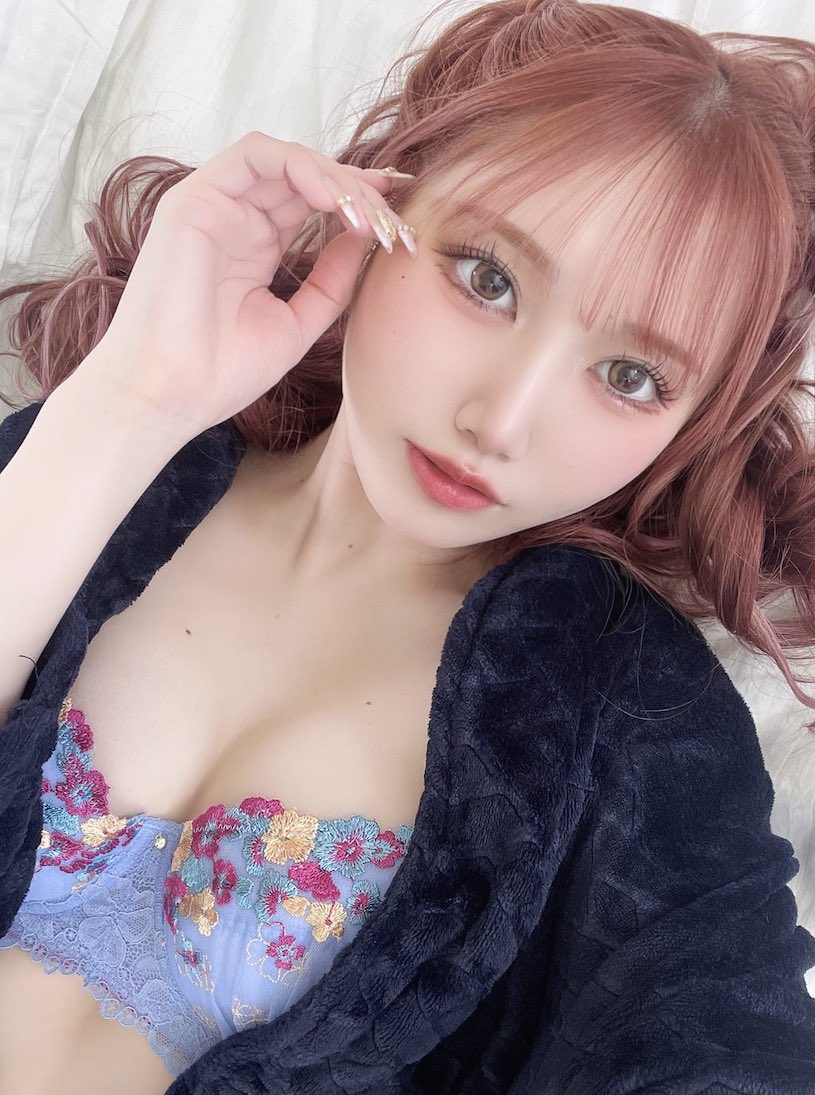 AV界最強辣妹「齋藤亞美里」深溝超長，「性感F奶＋美臀」太勾人！