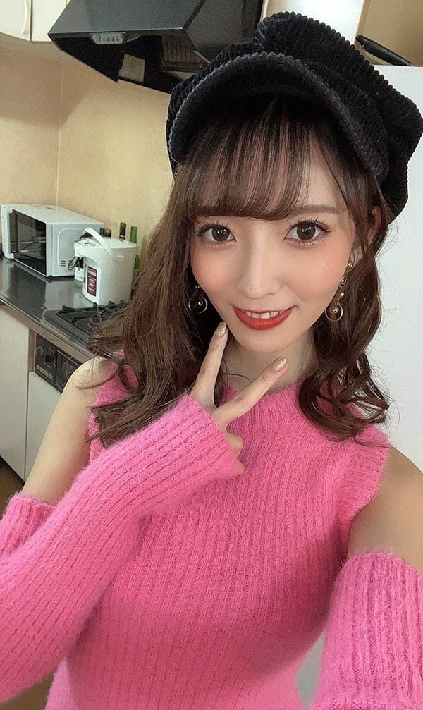 人氣巨乳銷售王牌「小花暖」，「性感F奶」超溫暖人心！